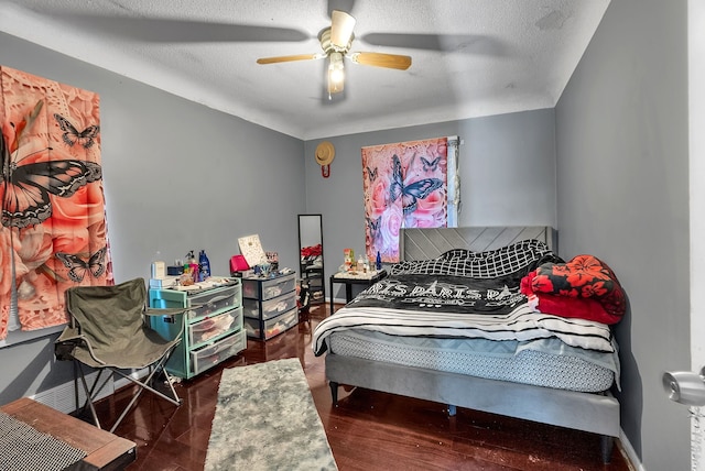 bedroom featuring ceiling fan and a textured ceiling