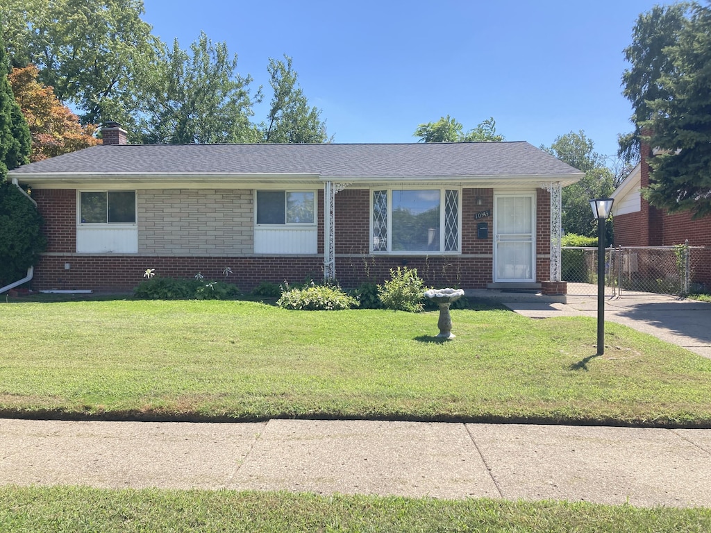 ranch-style house with a front yard