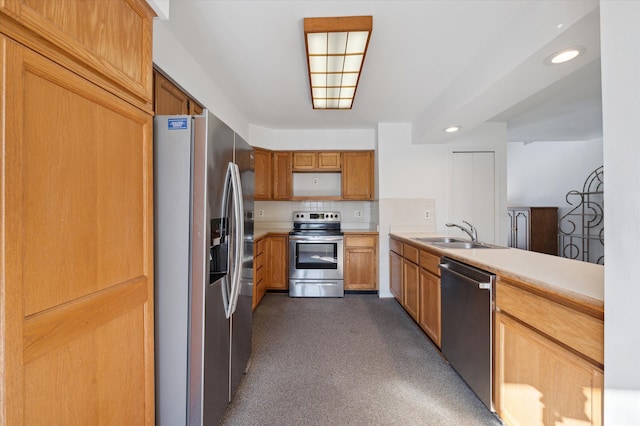 kitchen featuring stainless steel appliances, kitchen peninsula, sink, and backsplash