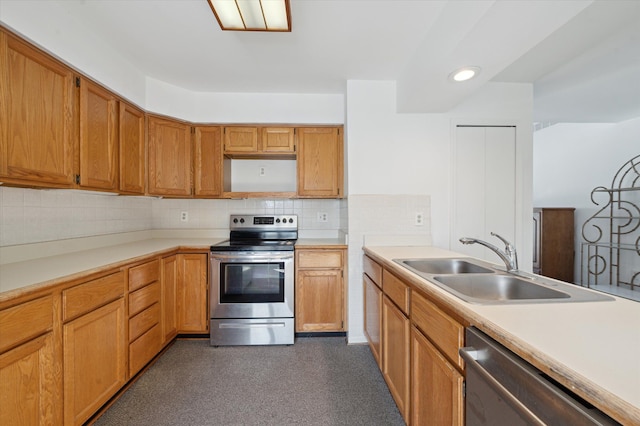 kitchen with stainless steel appliances, sink, and backsplash