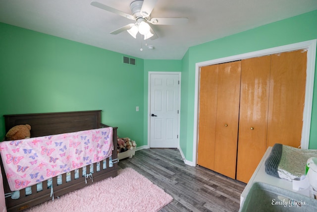 bedroom with hardwood / wood-style flooring, ceiling fan, and a closet