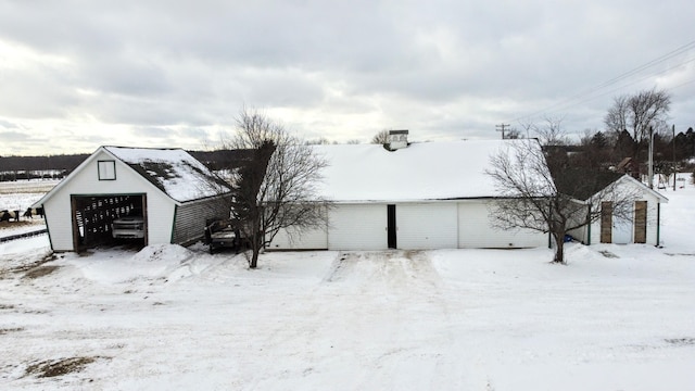 view of front of home featuring an outbuilding and a garage