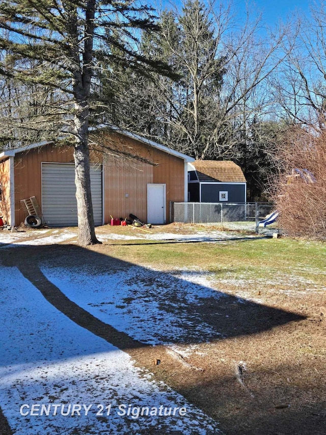 view of yard featuring an outbuilding