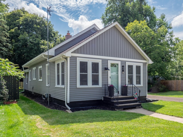 view of front of home featuring a front lawn