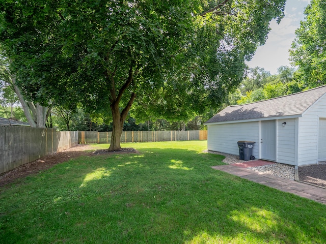 view of yard with an outbuilding