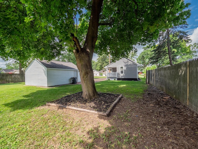 view of yard with an outdoor structure