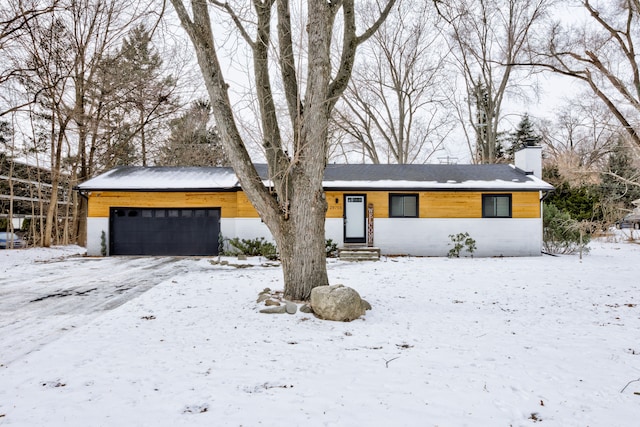 view of front facade featuring a garage