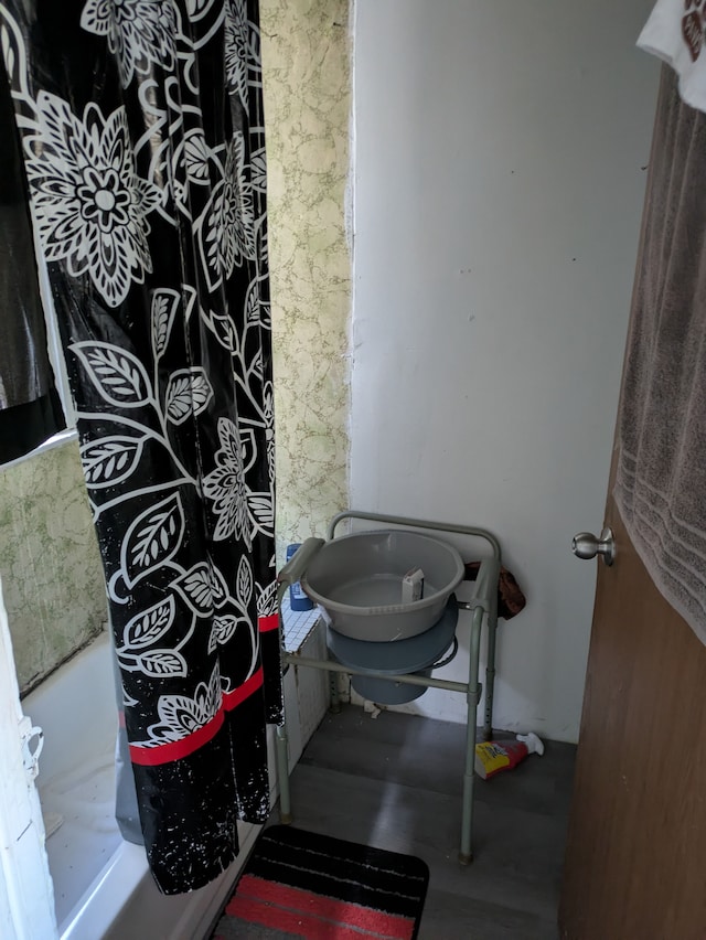 bathroom with shower / bath combo with shower curtain