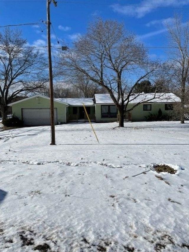 view of front of property featuring a garage