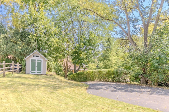 view of yard featuring a storage shed