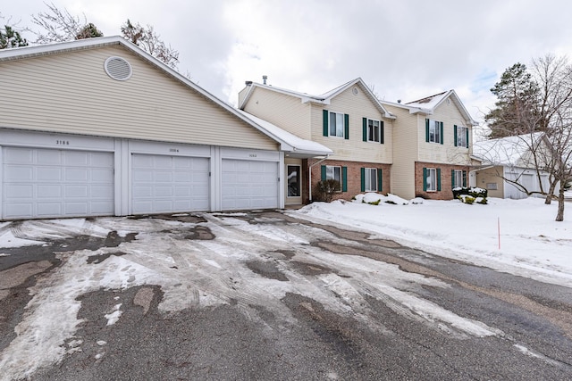 view of front property featuring a garage