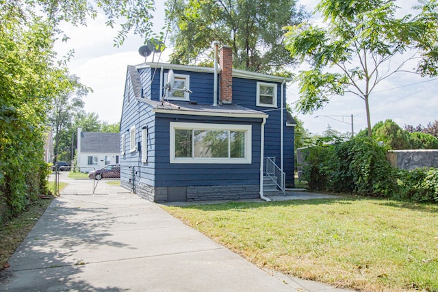 view of front of house with a front lawn