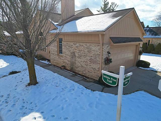 view of front facade with a garage