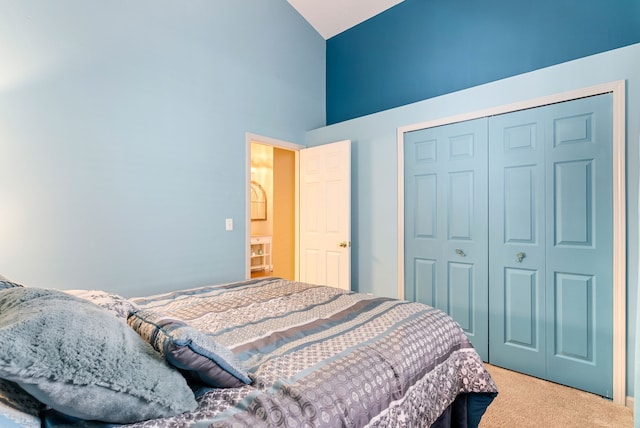 bedroom with a towering ceiling, carpet flooring, and a closet