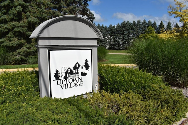 community / neighborhood sign featuring a lawn