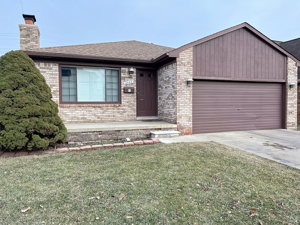 view of front facade with a garage and a front lawn