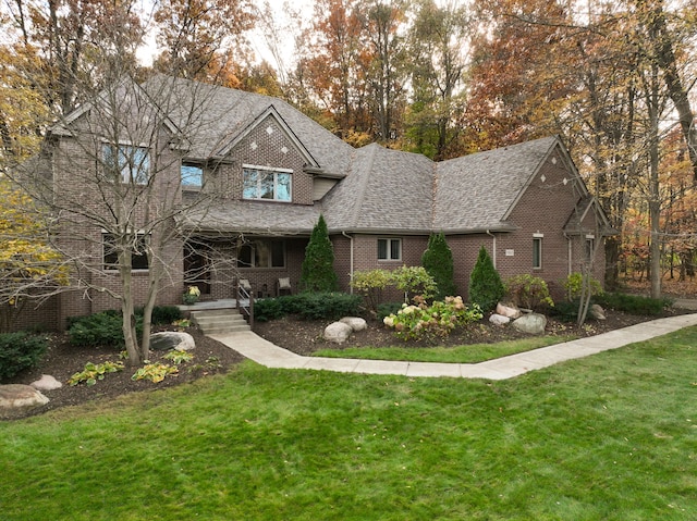 view of front facade with a front yard