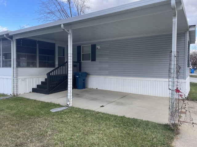 view of front of house featuring a front lawn and a carport