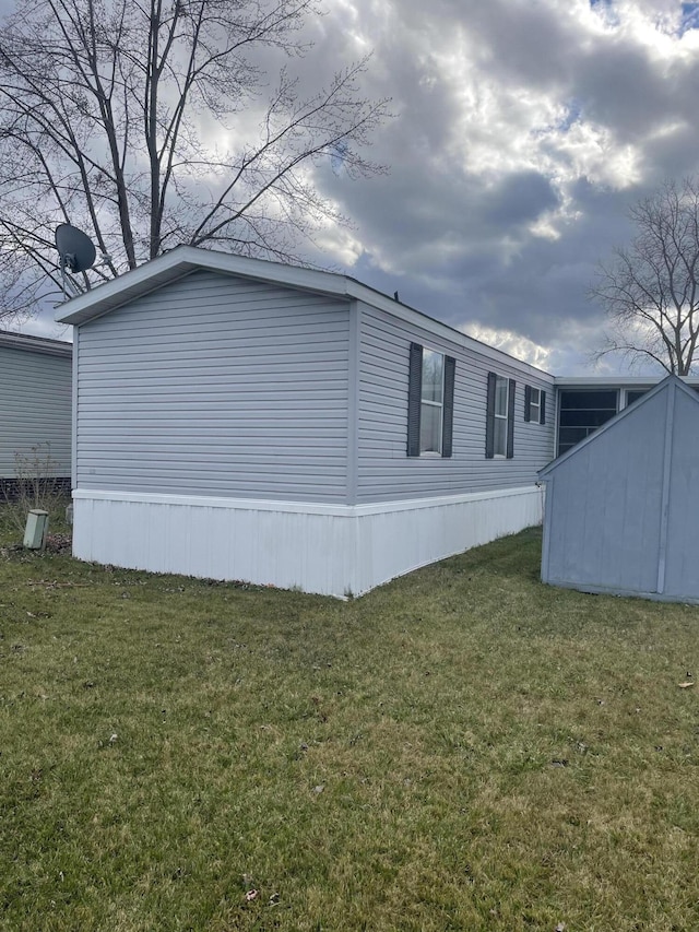 view of side of property featuring a lawn