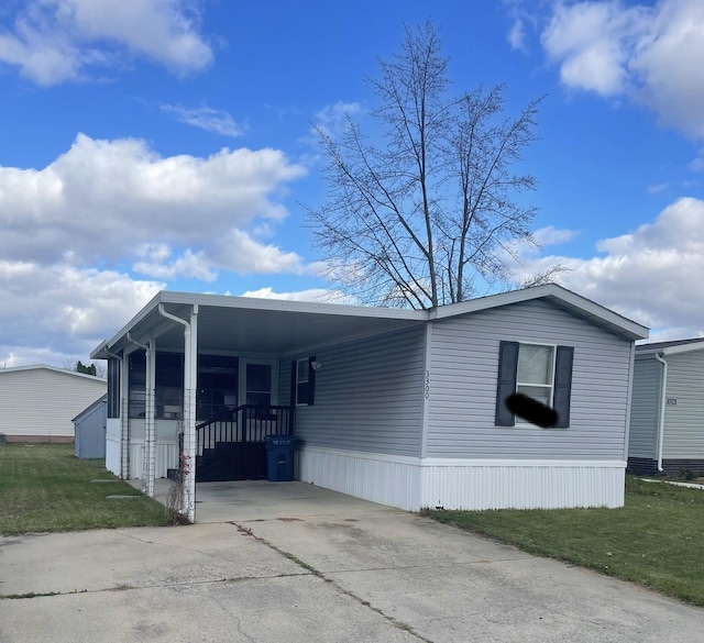 view of front of home featuring a carport and a front lawn