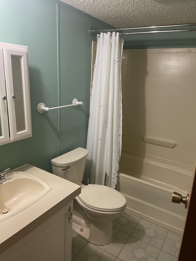 full bathroom featuring vanity, shower / tub combo with curtain, a textured ceiling, and toilet