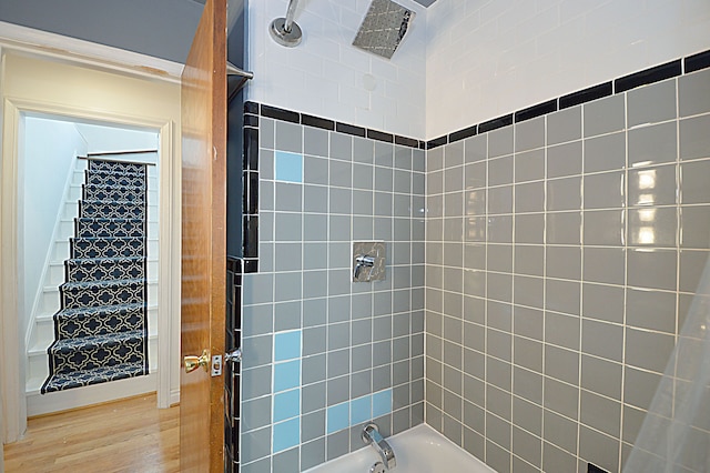 bathroom featuring tiled shower / bath