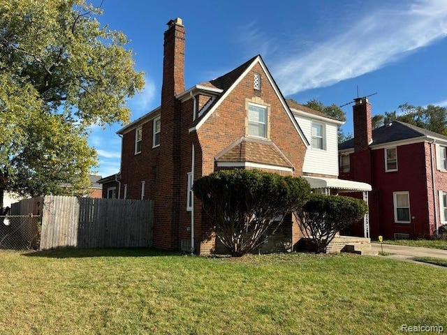 view of front of property featuring a front lawn