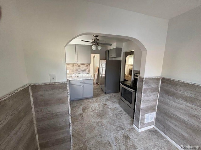 kitchen featuring ceiling fan, stainless steel appliances, and gray cabinetry