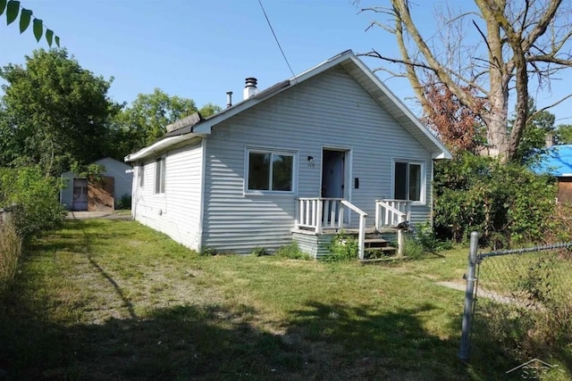 back of house featuring a yard