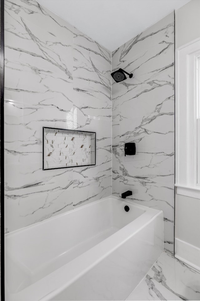 bathroom featuring tiled shower / bath