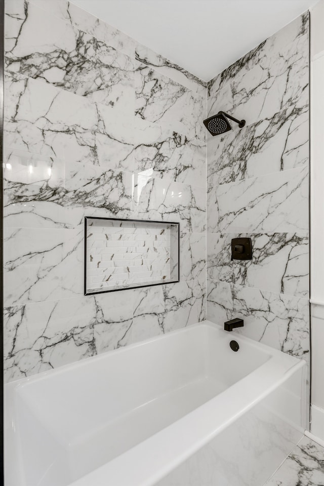 bathroom with tiled shower / bath combo