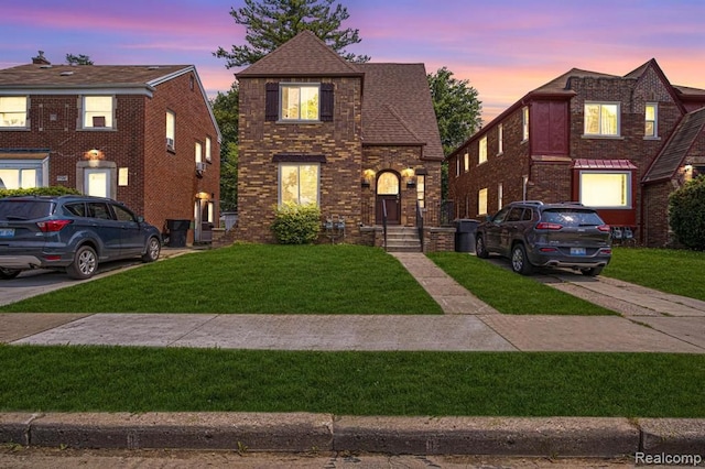 view of front of house featuring a lawn