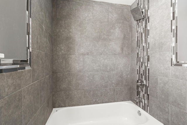 bathroom with tiled shower / bath combo