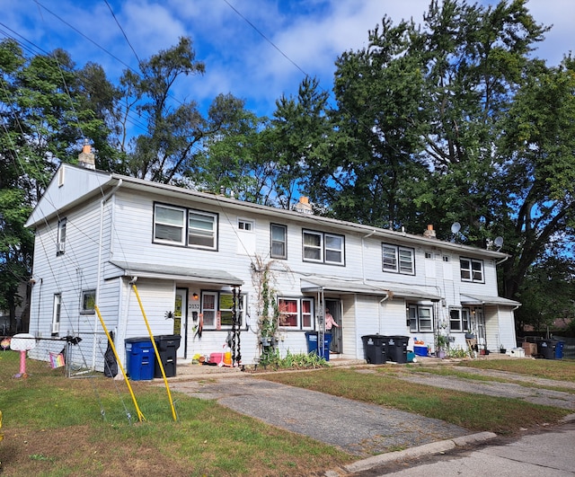 multi unit property with a front lawn