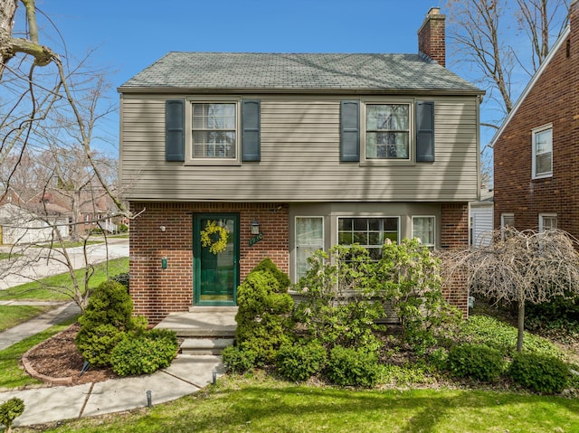 view of front of house featuring a front lawn