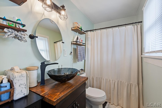 bathroom with a shower with curtain, vanity, and toilet