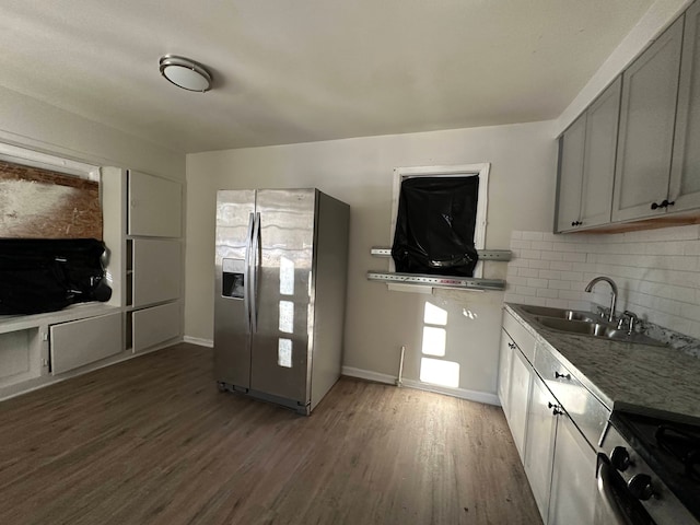 kitchen with dark wood-type flooring, stainless steel appliances, and gray cabinets