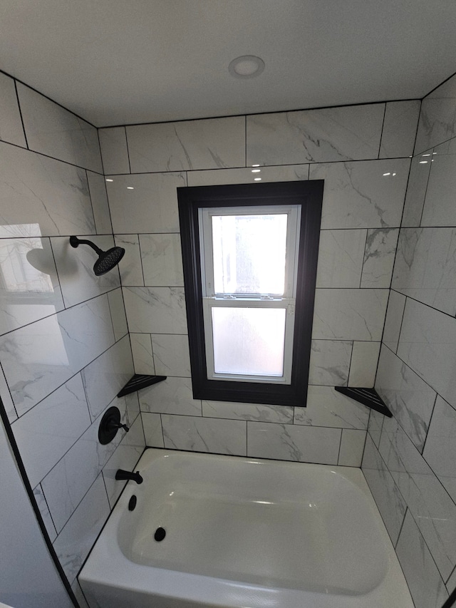 bathroom featuring tiled shower / bath