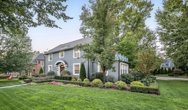 colonial home featuring a front yard