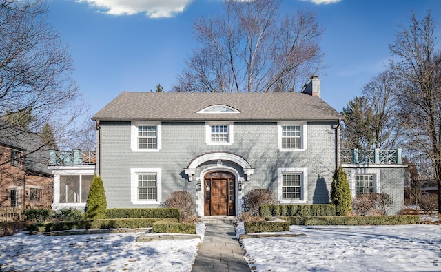 view of front of property featuring a balcony