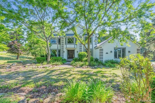 view of front of home featuring a front yard