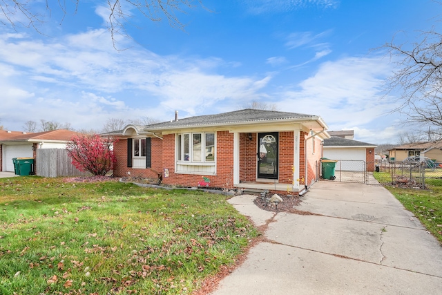 ranch-style house featuring a front lawn