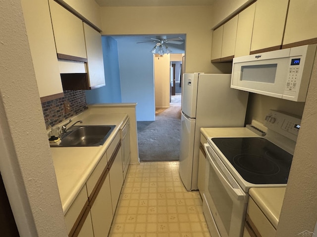 kitchen with sink, tasteful backsplash, white appliances, kitchen peninsula, and ceiling fan