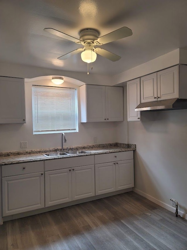 kitchen featuring white cabinetry, sink, dark wood-type flooring, and ceiling fan