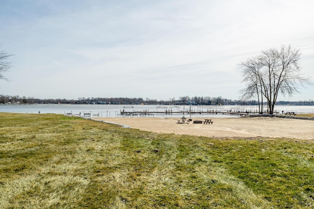 view of yard featuring a water view