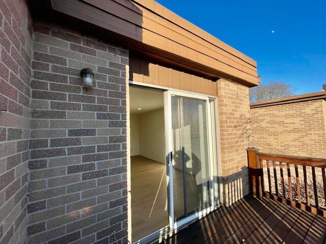 property entrance featuring a balcony