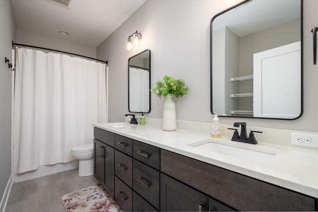 bathroom featuring a shower with curtain, vanity, and toilet