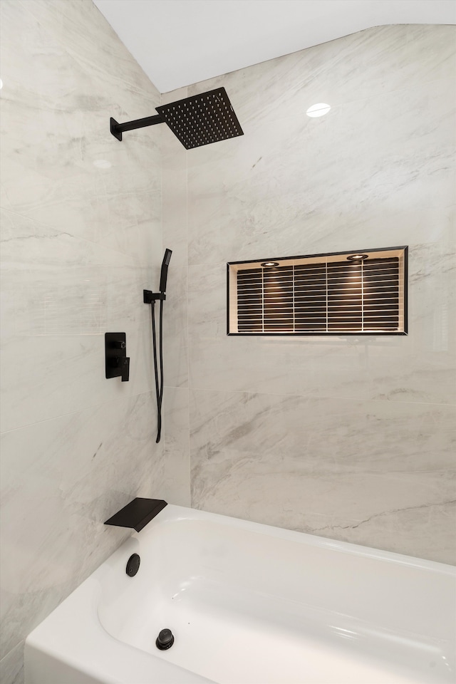 bathroom featuring tiled shower / bath combo