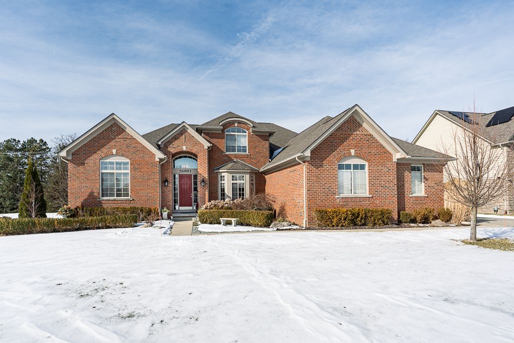 view of front property