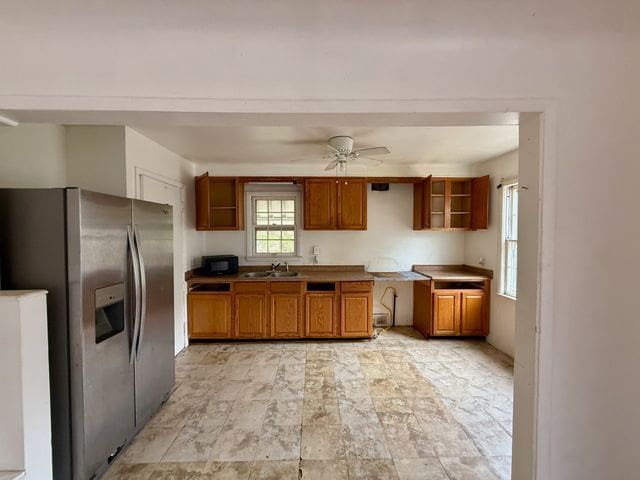 kitchen with ceiling fan, stainless steel fridge, and sink